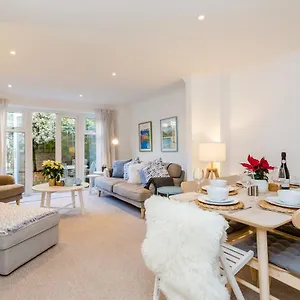  Holiday home Modern Mews House With Free Parking Space, And Patio By Huluki Sussex United Kingdom